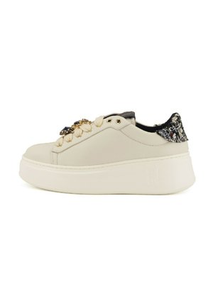 Sneakers platform in pelle crema con decorazioni floreali, accenti metallici e un tacco strutturato nero a motivo.
