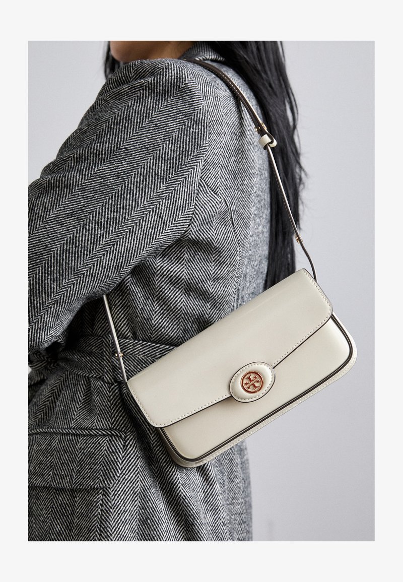 Tory Burch ROBINSON SHOULDER BAG - Τσάντα χειρός - shea butter