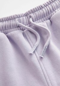 Next BERMUDA REGULAR FIT fioletowy