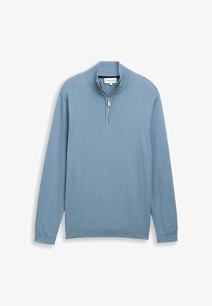 Pulover bleu deschis cu guler cu fermoar la un sfert, având un model herringbone, manșete cu fir elastic și o textură moale.