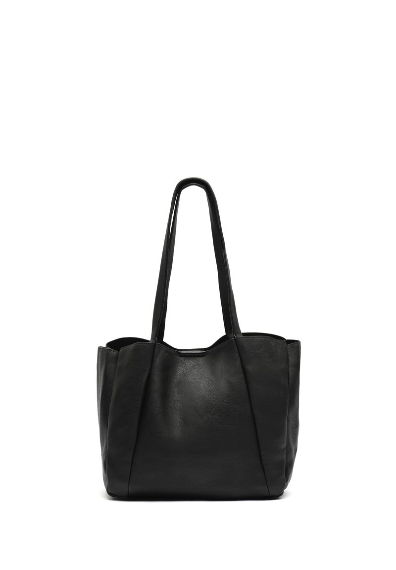 Zwarte leren totebag met twee lange handvatten, zachte textuur, open-top ontwerp en een brede, ruime body voor gemakkelijke toegang.