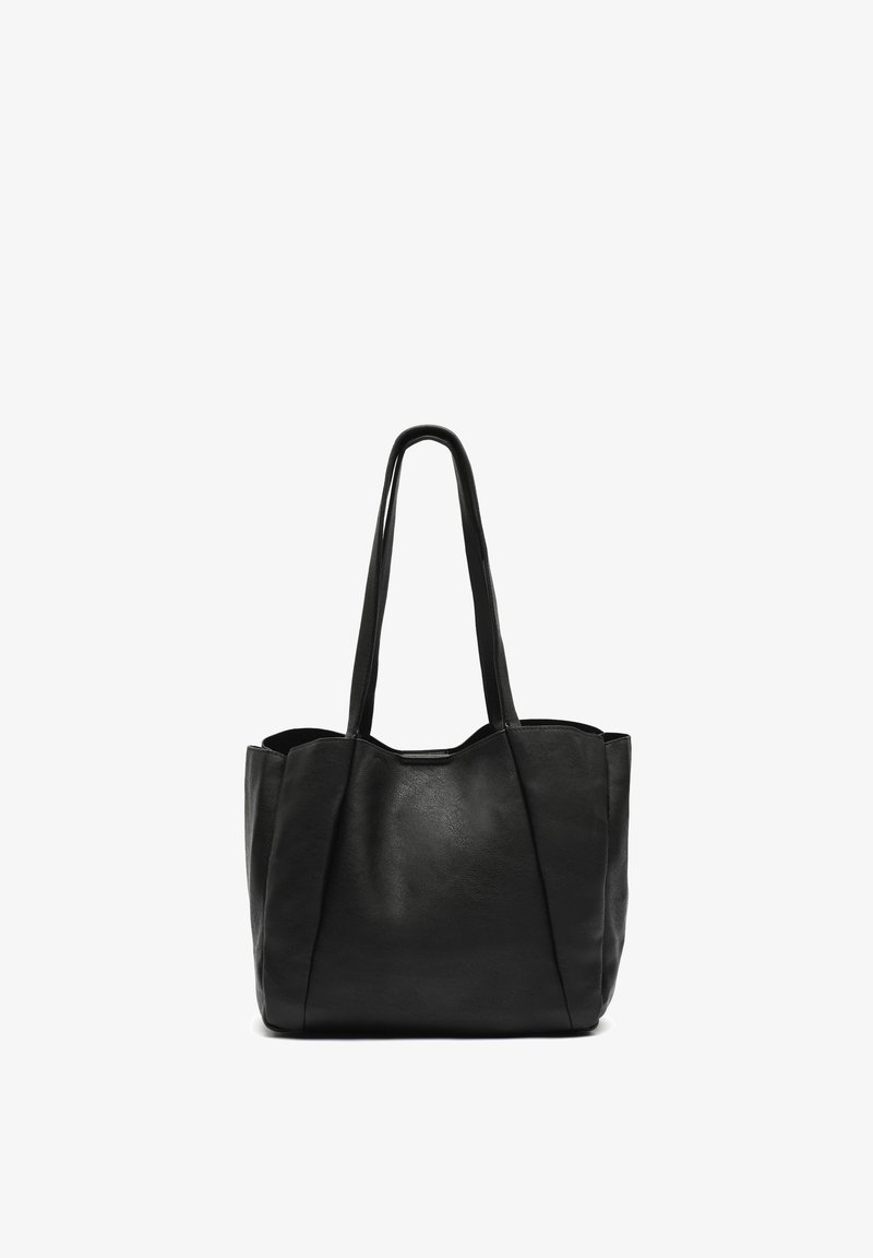 Zwarte leren totebag met twee lange handvatten, zachte textuur, open-top ontwerp en een brede, ruime body voor gemakkelijke toegang.