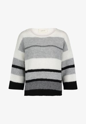 Pull en maille douce avec de larges rayures horizontales en blanc, gris clair, gris foncé et noir, avec un col rond et des manches trois-quarts.
