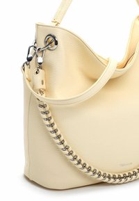Creamfarvet læderhåndtaske med en struktureret overflade. Har en sølvkæde-detalje langs skulderremmen og en glat, buet form.