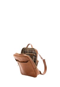 Bruine leren rugzak met een gezochte hoofdcompartiment, gevoerd met geruite stof en een externe ritszak. Heeft een enkele verstelbare schouderband.