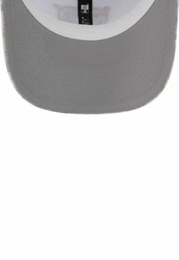 Graue Baseballmütze mit flacher Krempe, die ein weißes Innenfutter aufweist. Die Mütze hat eine glatte Textur und minimale Nähdetails.