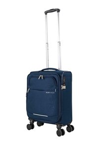 Maleta marina con exterior texturizado, cremalleras metálicas, un bolsillo frontal y cuatro ruedas negras para movilidad.