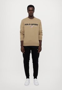 Polo Ralph Lauren POLO SPORT SWEATSHIRT UNISEX - Mikina - desert khaki/black