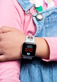 Kinder digitaal horloge met een blauwe gestructureerde silicone band met cartoonfiguren. Toont de tijd in fel rood op een zwarte achtergrond.