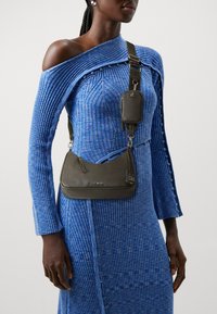Steve Madden BVITAL SET - Taška s příčným popruhem - olive