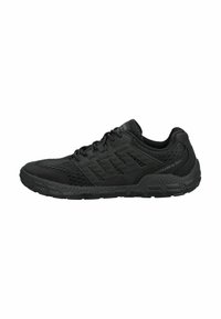 Baskets de sport noires avec une tige en mesh, une semelle en caoutchouc texturée et un design à panneaux superposés. Les lacets et la marque sont également visibles.