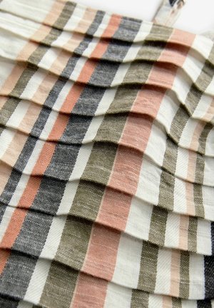 Textil mit gefalteten Schichten in abwechselnden Streifen aus Beige, zartem Rosa, Dunkelgrün und Marineblau. Weicher, strukturierter Finish über das gesamte Material.