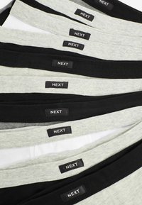 Diverse taillebanden in grijs en zwart stof, met een zachte textuur en "NEXT" labels gestikt op elke band.