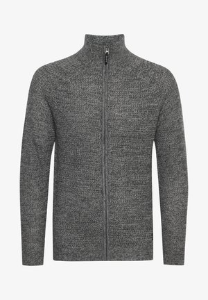 Šedý pletený svetr na zip s vysokým límcem, texturovaná látka a kontrastní detail zipu; dlouhé rukávy a rovný střih.