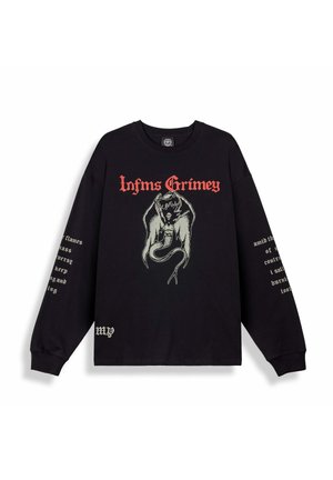 Czarna koszula z długim rękawem z czerwonym napisem "Infms Grimey", grafiką szkieletu ze skrzydłami na środku oraz białym tekstem nadrukowanym na obu rękawach.