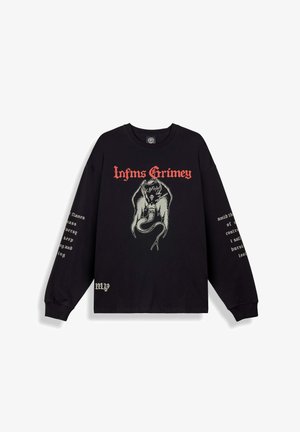 Czarna koszula z długim rękawem z czerwonym napisem "Infms Grimey", grafiką szkieletu ze skrzydłami na środku oraz białym tekstem nadrukowanym na obu rękawach.