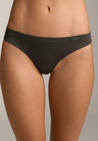 Bikini in cotone verde scuro con una texture liscia, design a vita bassa e un elastico con marchio. Presenta uno stile minimalista e linee pulite.
