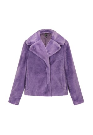 Lila Kunstfelljacke mit weitem Kragen, langen Ärmeln und seitlichen Taschen; weiche Textur und geschlossene Vorderseite.