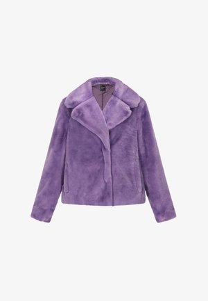 Lila Kunstfelljacke mit weitem Kragen, langen Ärmeln und seitlichen Taschen; weiche Textur und geschlossene Vorderseite.