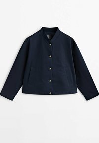 Veste bleu marine avec col mandarin, fermeture à boutons sur le devant et deux poches latérales. Fabriquée en tissu lisse avec une silhouette structurée et carrée.