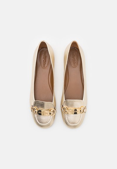 Goldfarbene metallische Leder-Ballerinas mit einer runden Zehenform, die ein dekoratives goldfarbenes Kettenakzent auf dem Obermaterial und ein glattes Innenfutter aufweisen.