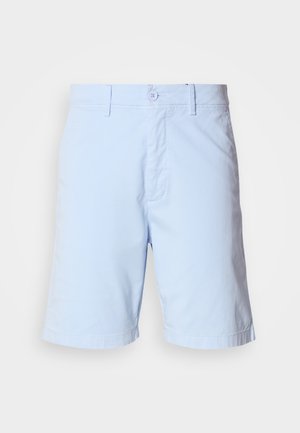 Pantalones cortos de algodón azul claro con corte recto, cierre de botón y diseño sencillo. Presentan una textura suave y sin patrones visibles.