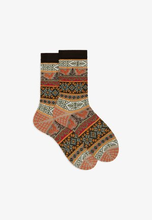 Gestrickte Baumwollsocken mit mehrfarbigen geometrischen und Tiermustern. Die Farben umfassen Orange, Braun, Grün, Rot und Creme.