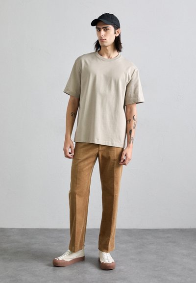 Filippa K HEAVY CREW NECK TEE - Pamata T-krekls - moss grey