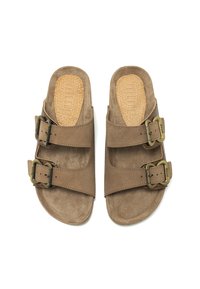 Sandalias de ante marrón con dos correas ajustables, hebillas de color latón y plantillas texturizadas en tono marrón. Diseño de suela plana para un uso fácil.