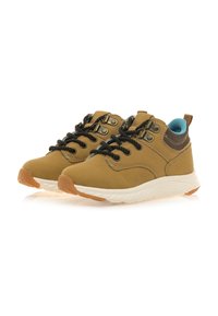 Braune Low-Top-Schuhe mit einem glatten Obermaterial, strukturierten Akzenten, schwarzen Schnürsenkeln und einer weißen Zwischensohle sowie einer Gummisohle.