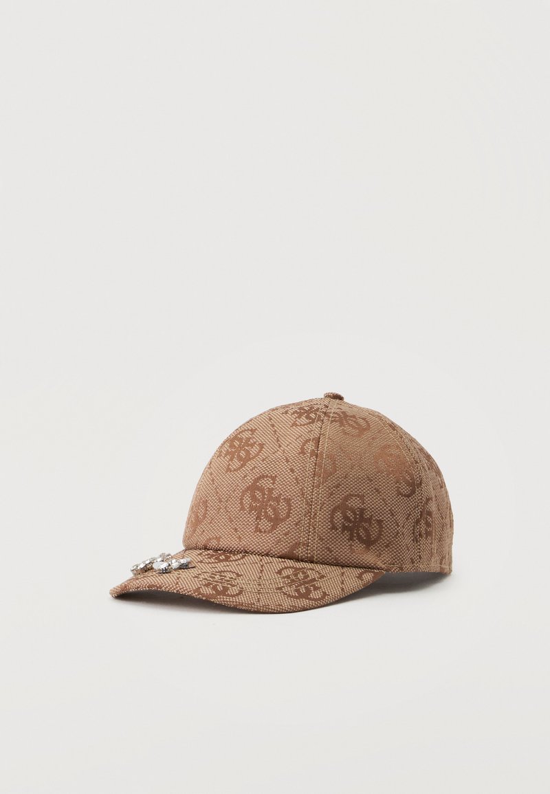 Casquette de baseball en tissu marron à motifs avec un petit emblème décoratif argenté sur le côté gauche de la visière sur un fond clair uni.