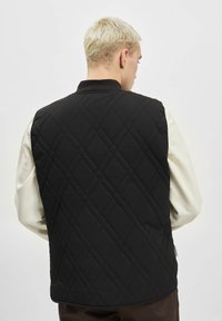 UNFAIR ATHLETICS HERREN UNFAIR ATHLETICS QUILTED MOSAIC VEST - Dūnu jaka - black