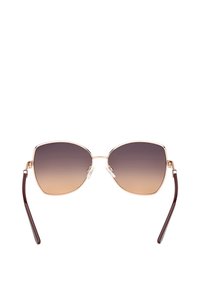 Okulary przeciwsłoneczne w stylu kociego oka z różowo-złotą metalową oprawką, brązowymi soczewkami z gradacją, białymi noskami i burgundowymi zausznikami. Gładka powierzchnia.