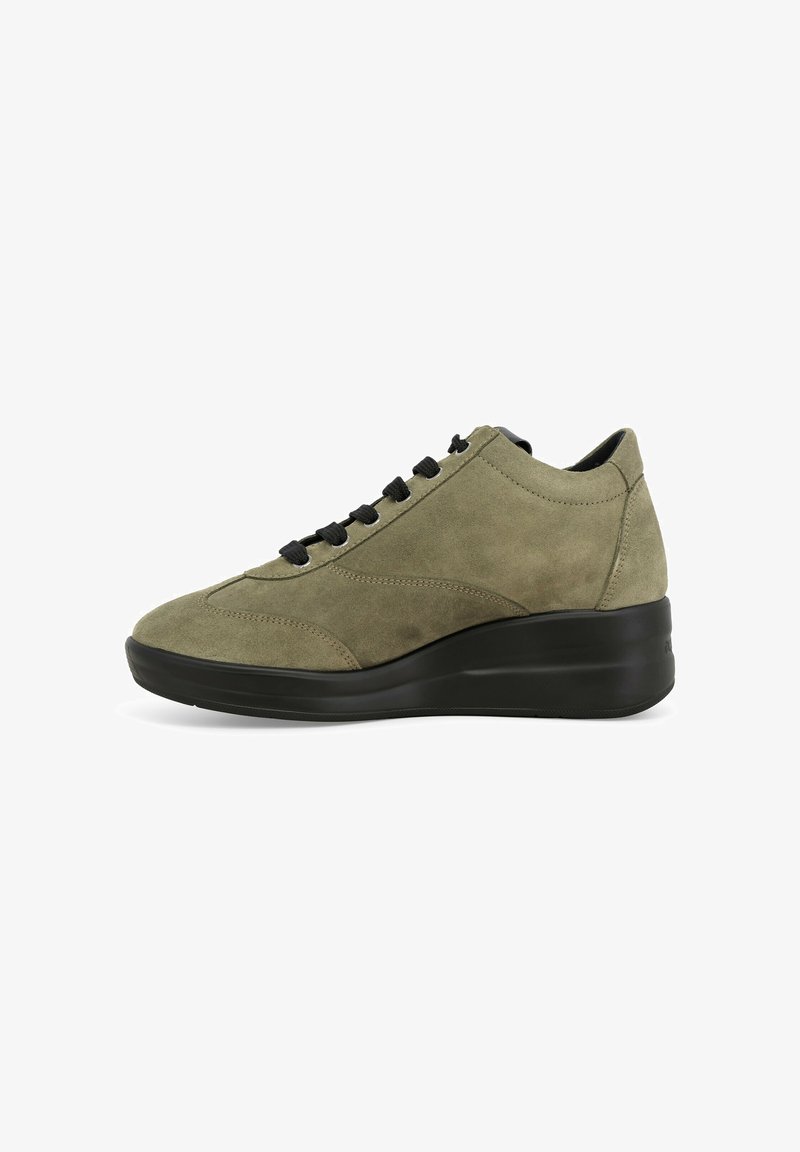 Sneaker in suede verde oliva con punta tondeggiante, lacci neri e suola nera elevata. Texture liscia con dettagli di cucitura sottili.