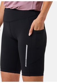 Sorte atletiske shorts med høj talje, som har en sidelomme og en vertikal hvid stribe. Glat, strækbart stof med forstærkede sømme.