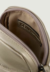 Goldfarbene metallische Tasche mit glatter Textur, Reißverschluss und beigefarbenem Innenraum. Besitzt ein Markenetikett im Inneren. Kompaktes Design.
