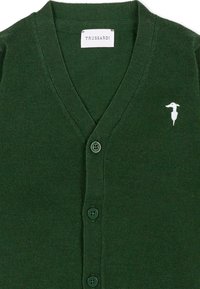 Cardigan verde lavorato a maglia con scollo a V, caratterizzato da un piccolo logo bianco e sei bottoni coordinati sul davanti. Tessuto liscio e colore uniforme.
