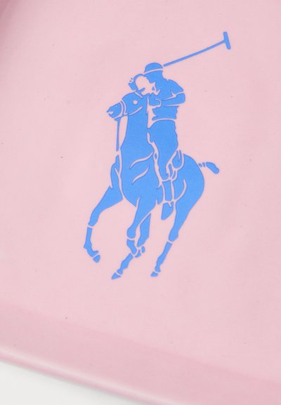 Rózsaszín tányér, amely kék lovas pólójátékost ábrázol, hangsúlyozva a sima textúrát és a kontrasztos színeket.