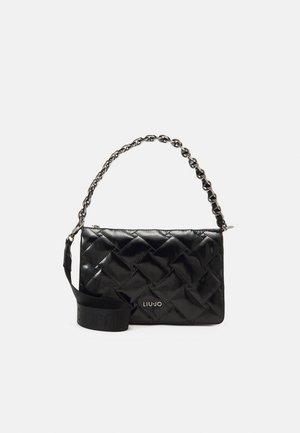 Zwarte gewatteerde leren handtas met zilverkleurige kettinghengsel, een extra brede stoffen schouderriem en het logo "LIU JO" aan de voorkant.