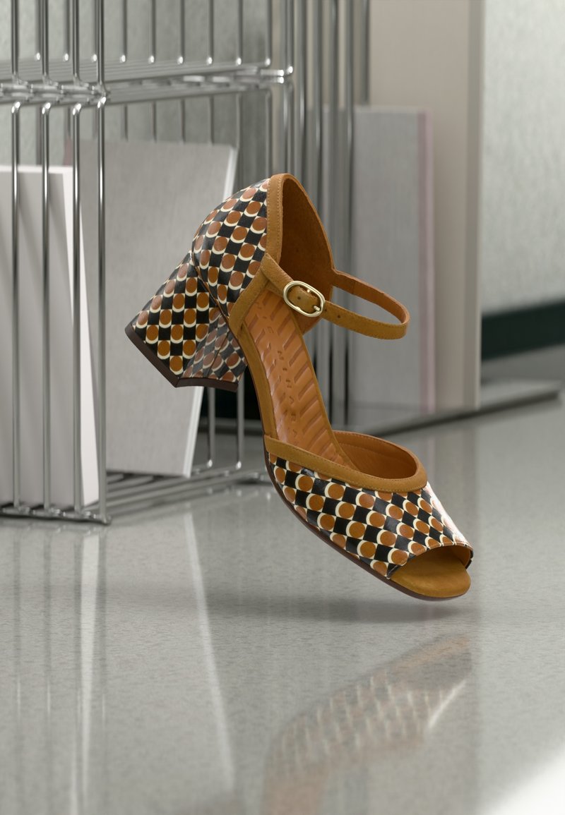 Ανοιχτό-toe γυναικείο παπούτσι με τακούνι, με πάνω μέρος σε καφέ και πορτοκαλί σχέδιο, δερμάτινο λουράκι στον αστράγαλο με αγκράφα και τακούνι τύπου block με υφή.