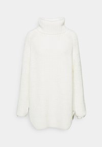 Gruby biały sweter z golfem, długimi rękawami, prążkowanym kołnierzem i bocznymi rozcięciami. Teksturowana tkanina o luźnym kroju.