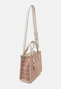 Prostokątna torba pleciona z wielokolorowym wzorem, beżowe skórzane uchwyty i regulowany pasek na ramię, przednia kieszeń na zamek, stojąca w pionie.