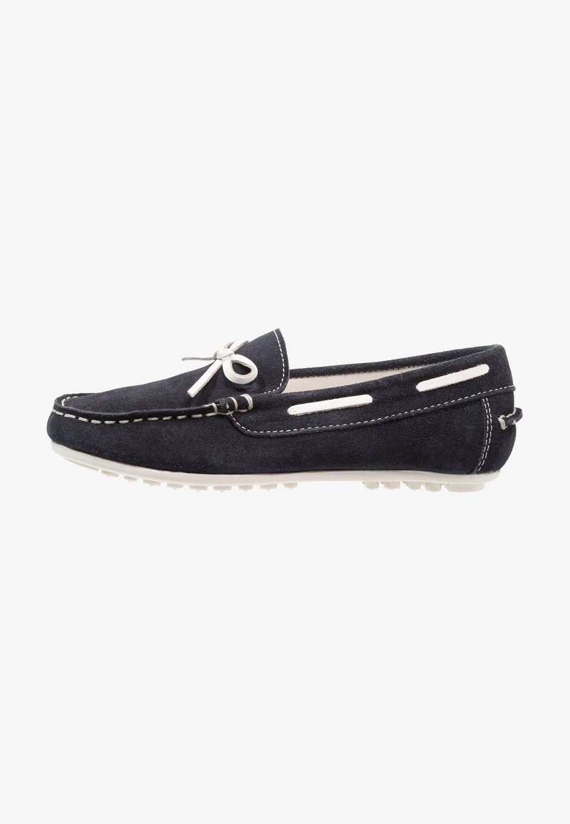 Mocassin en daim bleu marine avec coutures blanches, bout arrondi et détail nœud sur la partie supérieure. Comprend une semelle en caoutchouc texturée et des accents latéraux.