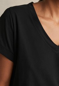 Reiss LUNA BRUSHED V-NECK - Pamata T-krekls - black