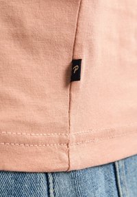 Petrol Industries ARTWORK BLUEFIN - T-shirt print - dusty peach