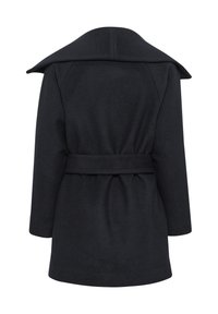 Čierny vlnený kabát so širokým golierom, dlhými rukávmi, opaskom v páse a prispôsobeným strihom. Zadná časť má hladkú textúru a čisté línie.