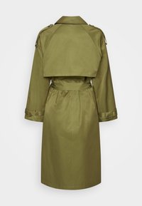 Olijfgroen trenchcoat met een ceintuur in de taille, lange mouwen en een kortere achterkant. Voorzien van schouderknopen en een gladde, gestructureerde stof.