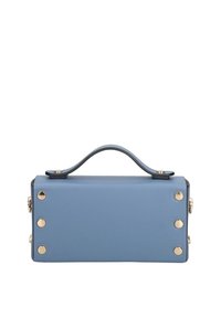 Borsa a mano in pelle blu a forma quadrata con borchie dorate e manico superiore. Texture liscia, design minimalista e senza dettagli hardware visibili.