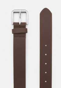 Ceinture en cuir brun avec une boucle en métal argenté, présentant une texture lisse et cinq trous d'ajustement sur toute sa longueur.