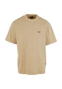 Tricou din bumbac bej cu mâneci scurte, guler rotund și logo-ul discret „FAB” în gri pe piept. Design simplu, cu o croială regulară.